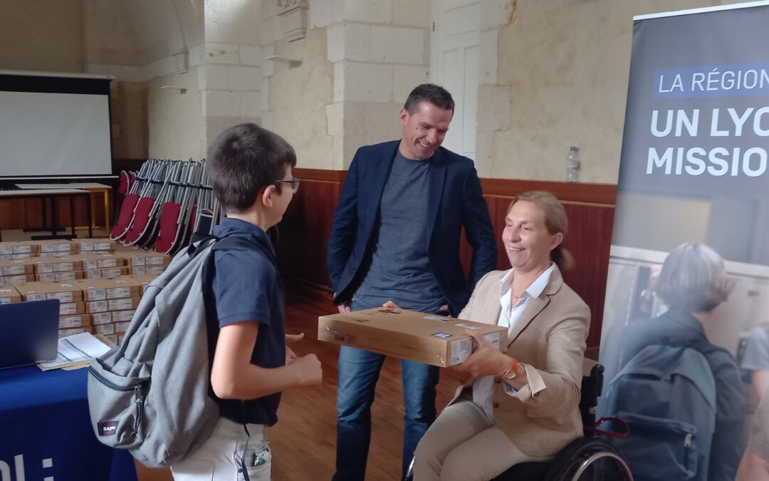 Remise des ordinateurs aux élèves de seconde